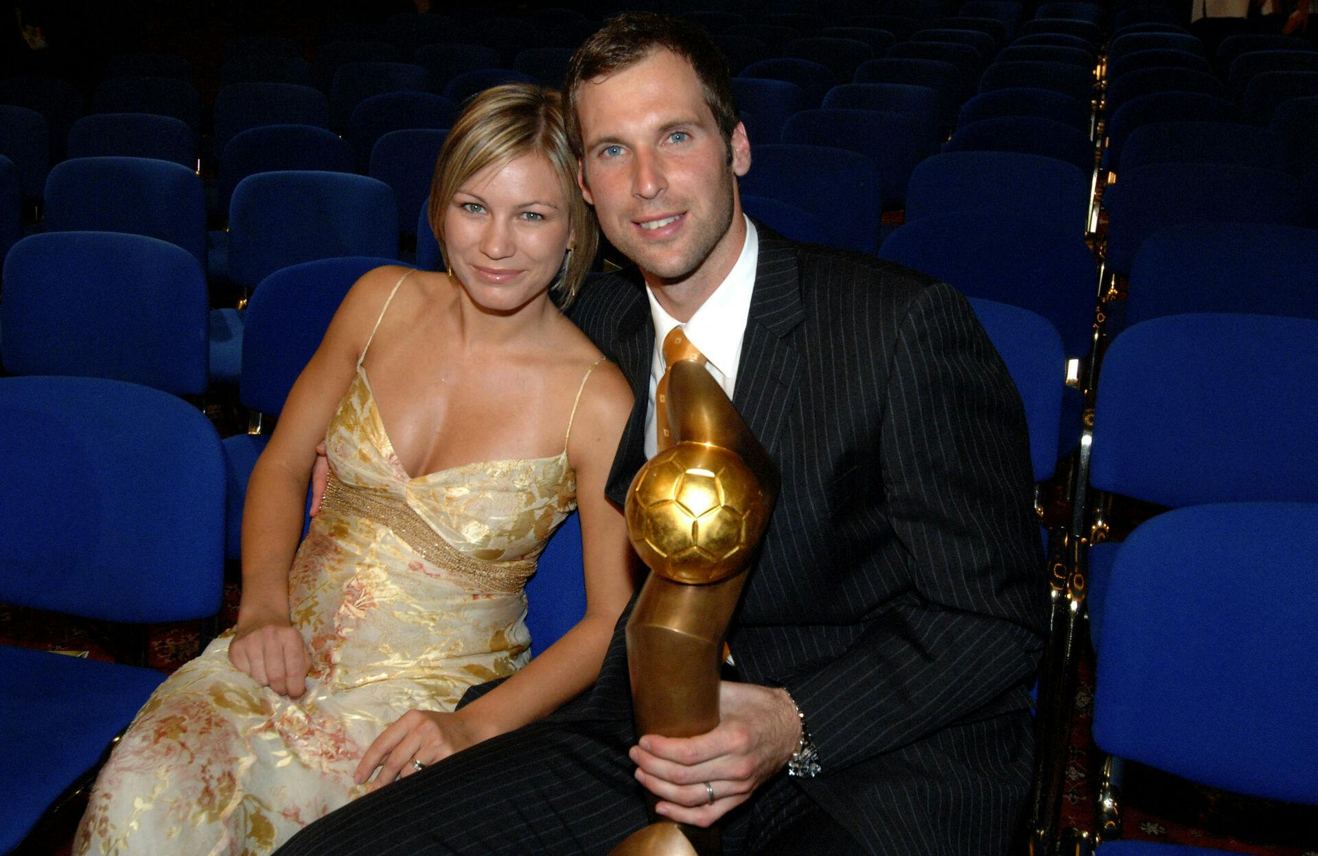 Czech goalkeeper Petr Cech of Chelsea London and his wife Martina pose with the trophy for the best Czech soccer players ''Golden Ball'', late 20 August 2007, in Prague. AFP PHOTO/Vadim KRAMER. VADIM KRAMER / AFP