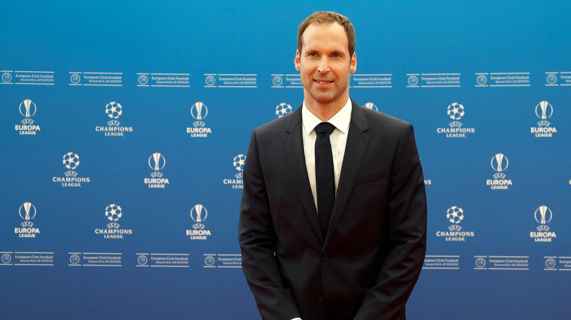 Den tidligere fodboldmålmand Petr Cech skal skilles fra sin kone Martina, som han har været sammen med i 26 år.