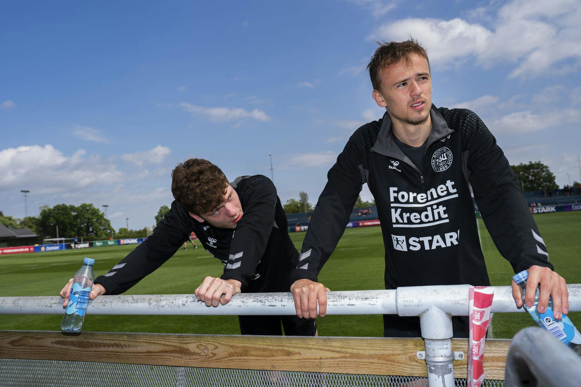 Mikkel Damsgaard og Andreas Skov Olsen. Fodboldlandsholdet deltager i mixed zone og træning i Helsingør, lørdag den 11. juni 2022 (Foto: Martin Sylvest/Ritzau Scanpix 2022)