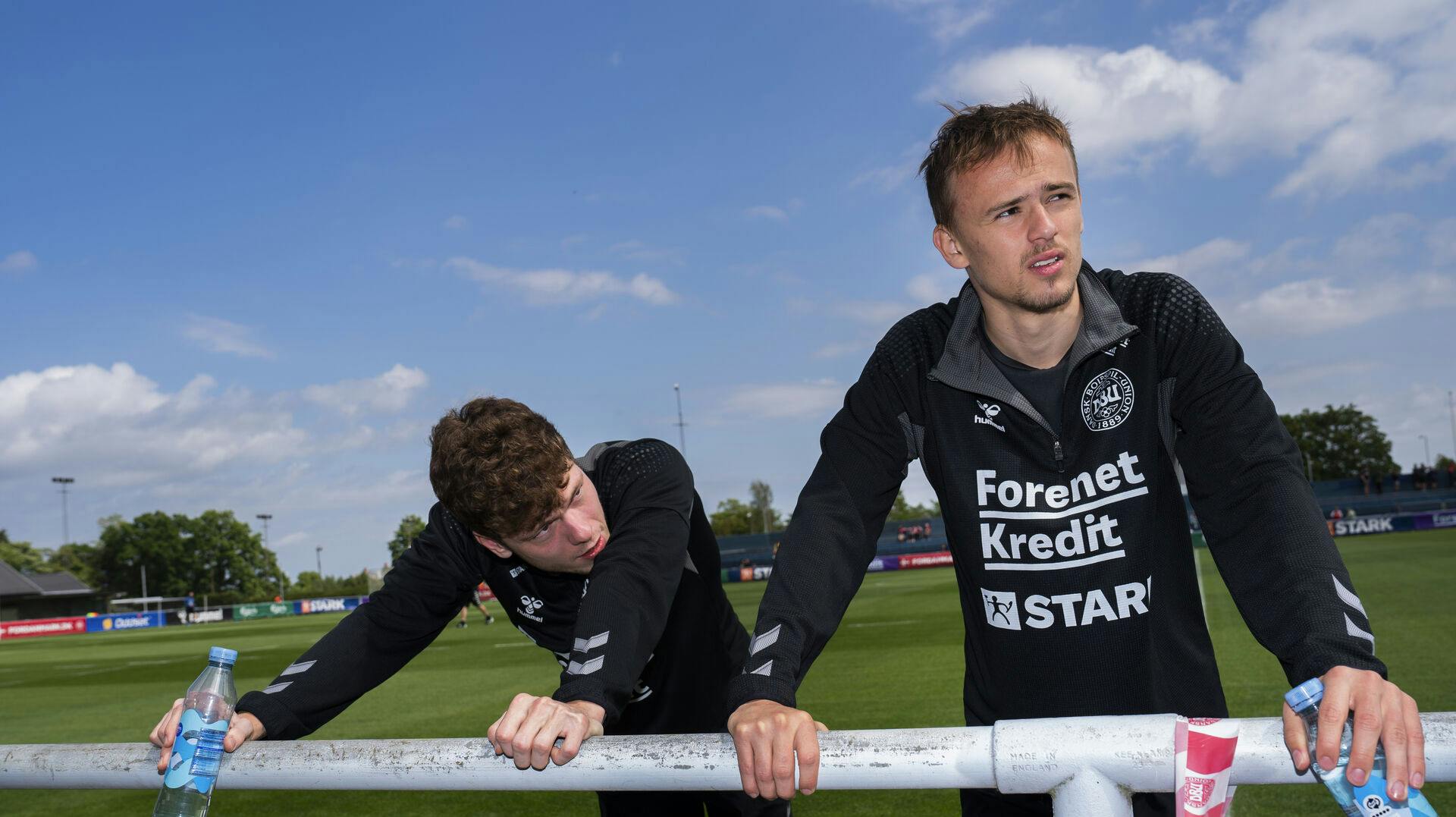 Mikkel Damsgaard og Andreas Skov Olsen. Fodboldlandsholdet deltager i mixed zone og træning i Helsingør, lørdag den 11. juni 2022 (Foto: Martin Sylvest/Ritzau Scanpix 2022)