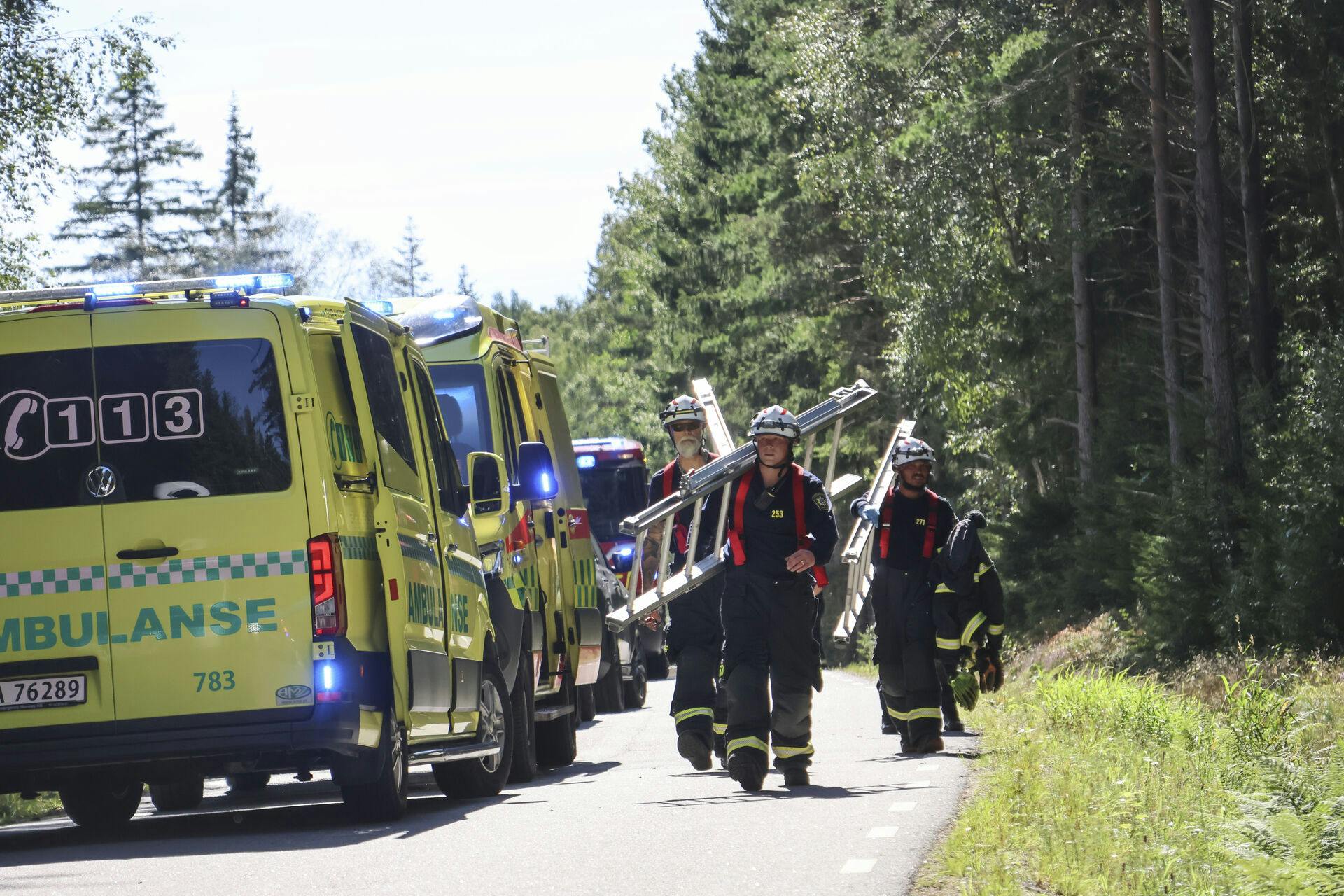 STRÖMSTAD 20250816 Räddningstjänst på plats där två män har omkommit i en fallskärmsolycka efter att ha kolliderat i luften. Foto: Lars-Henrik Aas / TT / Kod: 200. (Foto: 200 Lars-Henrik Aas/Ritzau Scanpix)