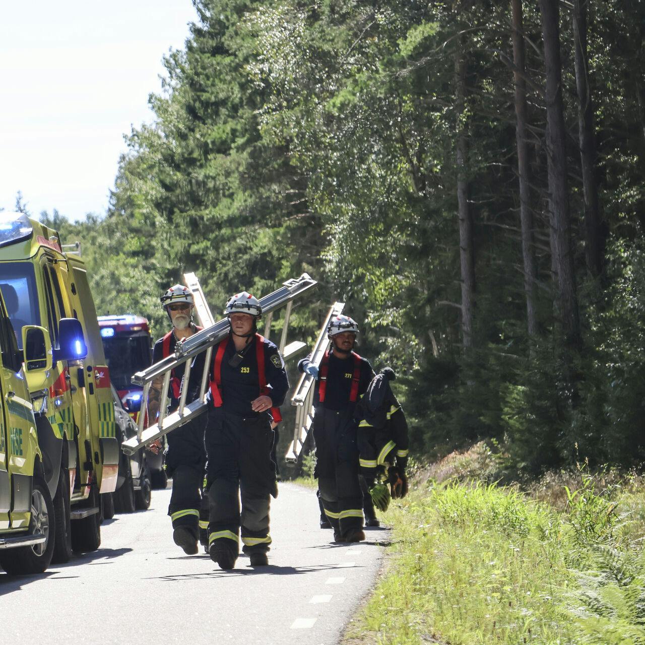 STRÖMSTAD 20250816 Räddningstjänst på plats där två män har omkommit i en fallskärmsolycka efter att ha kolliderat i luften. Foto: Lars-Henrik Aas / TT / Kod: 200. (Foto: 200 Lars-Henrik Aas/Ritzau Scanpix)