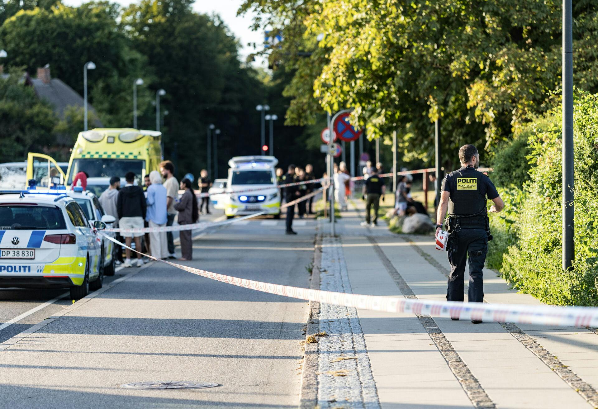 En 31-årig mand er fængslet frem til 12. september. Han er sigtet for at stikke en 15-årig dreng i benet.