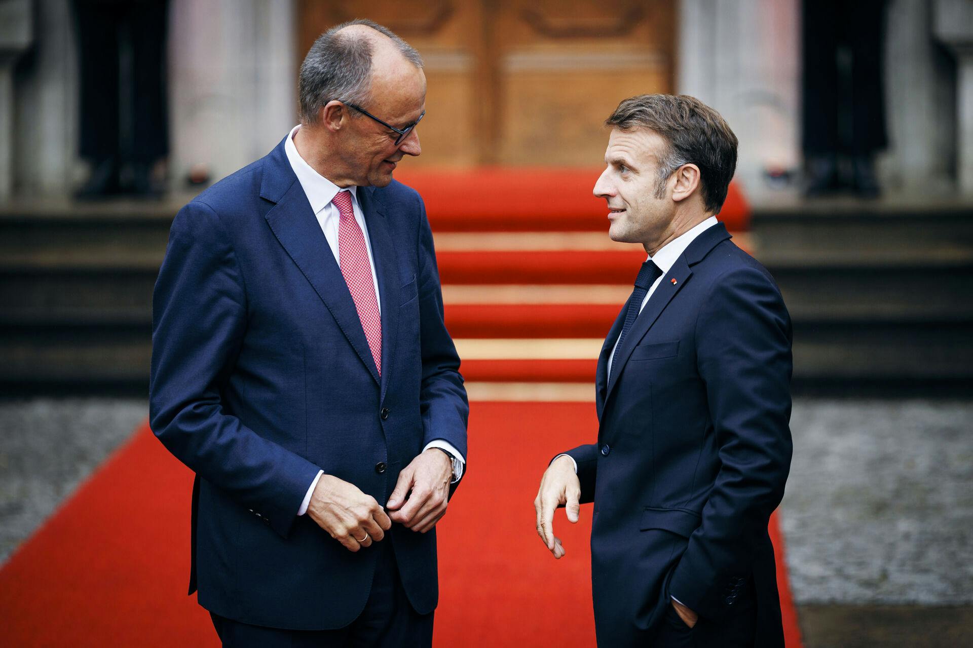 Frankrig og Tysklands statsledere er blandt de personer, der deltager i et møde mellem Trump og Zelenskyj i Det Hvide Hus mandag.