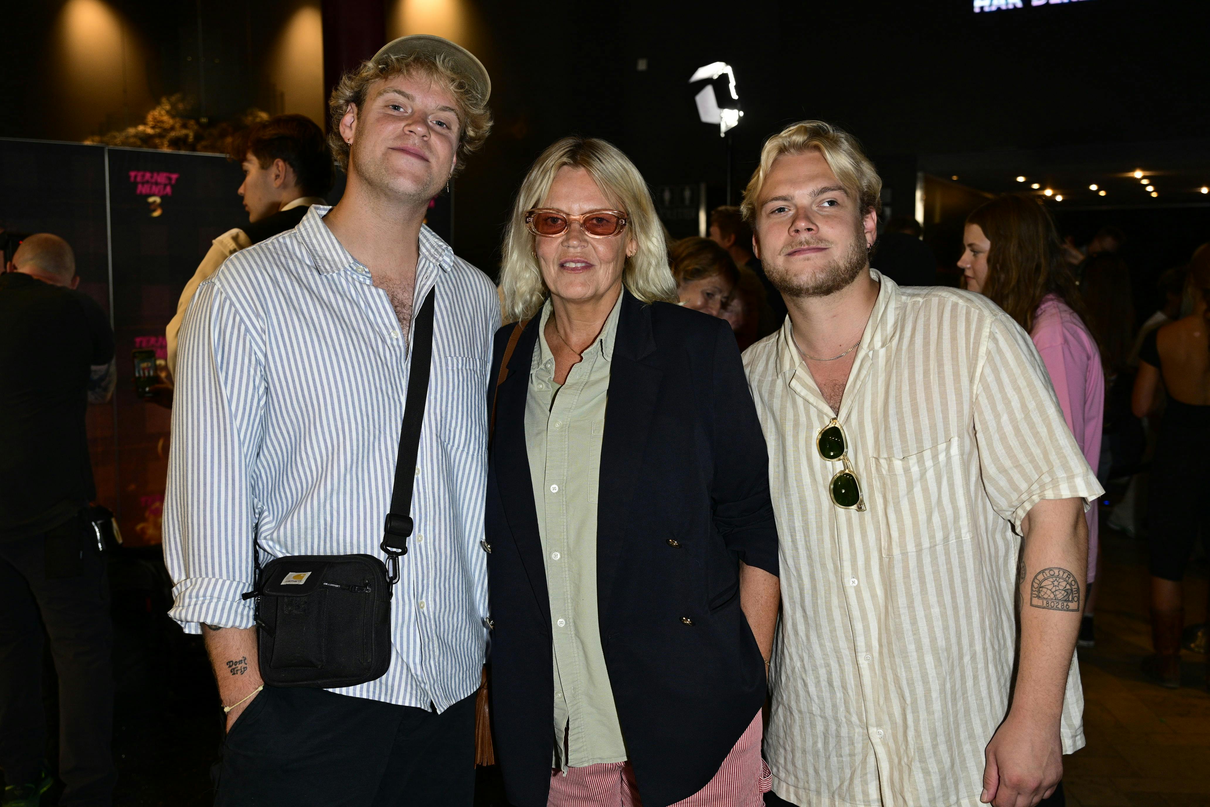 Hjalmer har sin bror og mor, Liselotte, med til premiere.