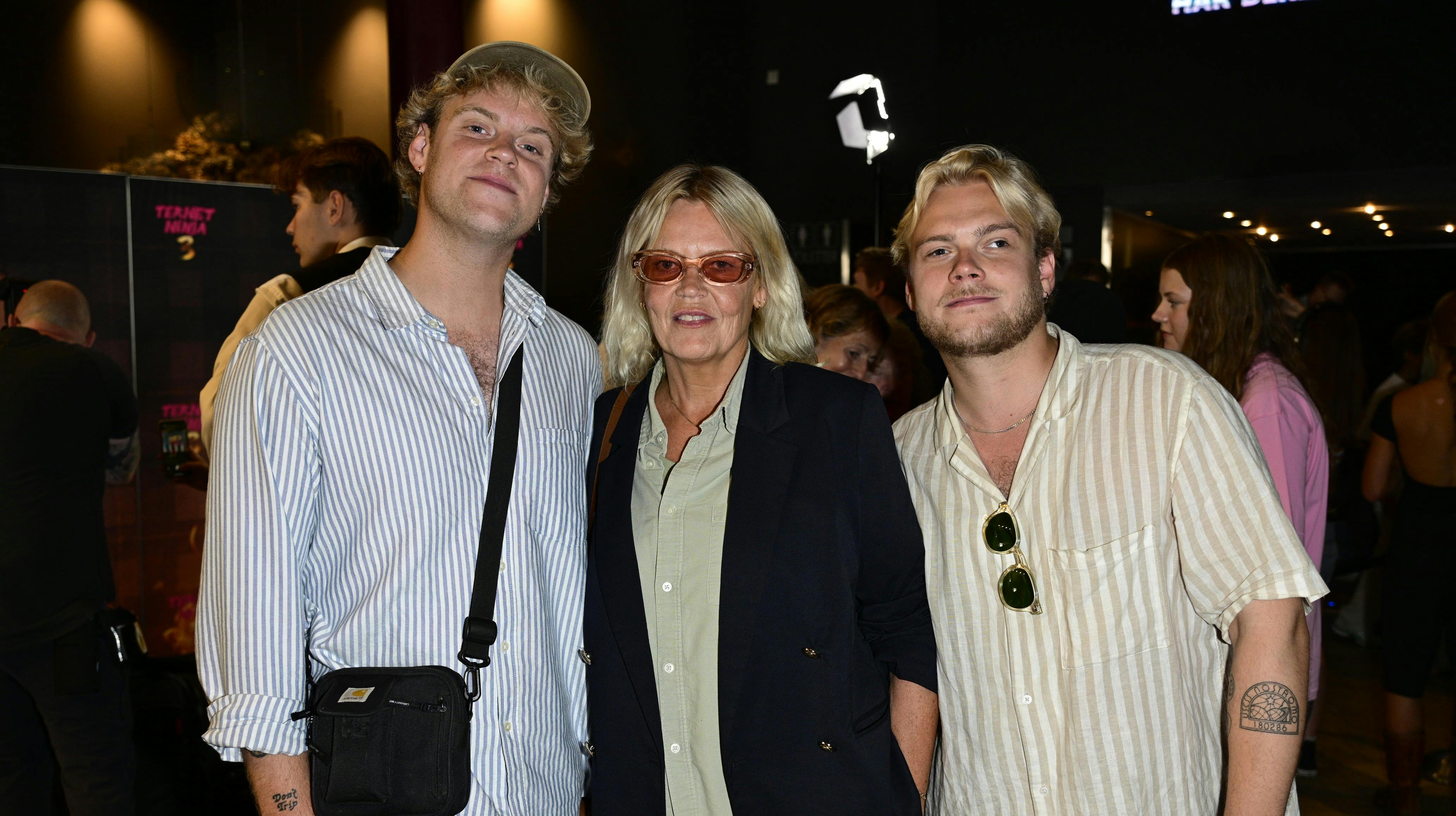 Hjalmer har sin bror og mor, Liselotte, med til premiere.