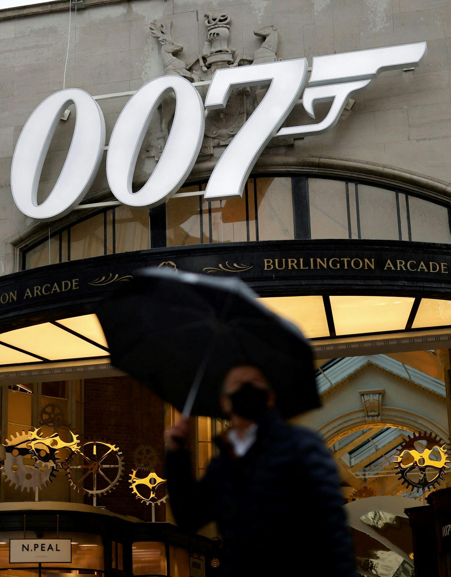 Designeren bag et af de mest ikoniske logoer i Hollywood døde søndag.
