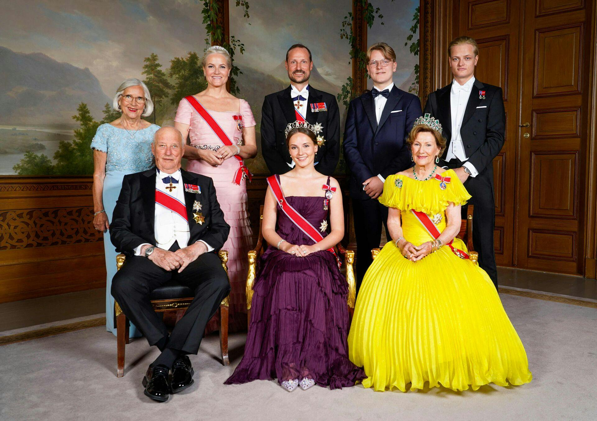 Det norske kongehus har nu reageret på tiltalerne mod Marius Borg Høiby (bagerste række, længst til højre).