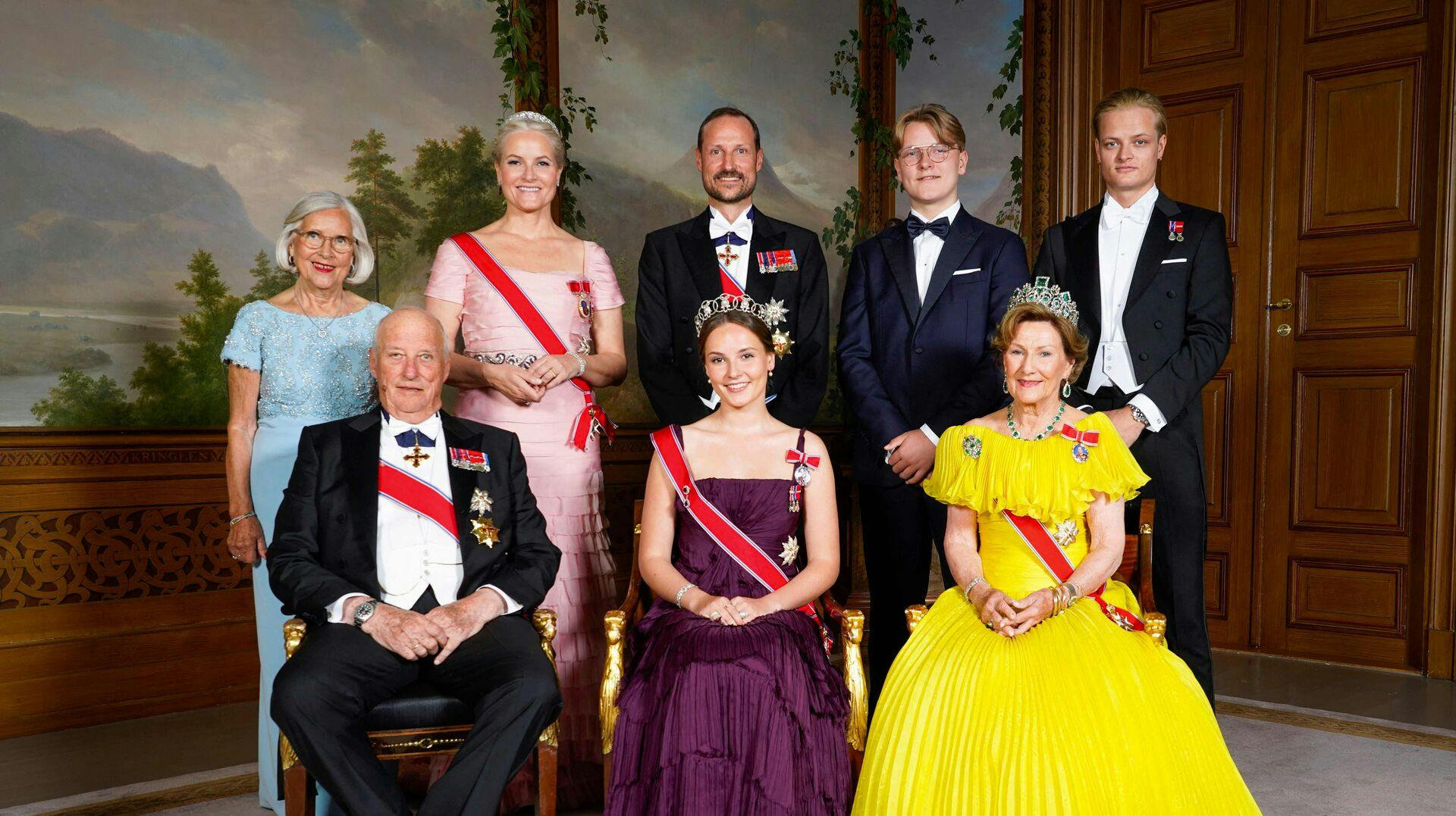 Det norske kongehus har nu reageret på tiltalerne mod Marius Borg Høiby (bagerste række, længst til højre).