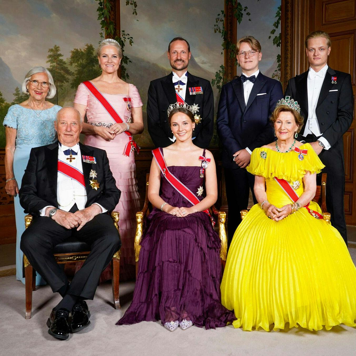 Det norske kongehus har nu reageret på tiltalerne mod Marius Borg Høiby (bagerste række, længst til højre).