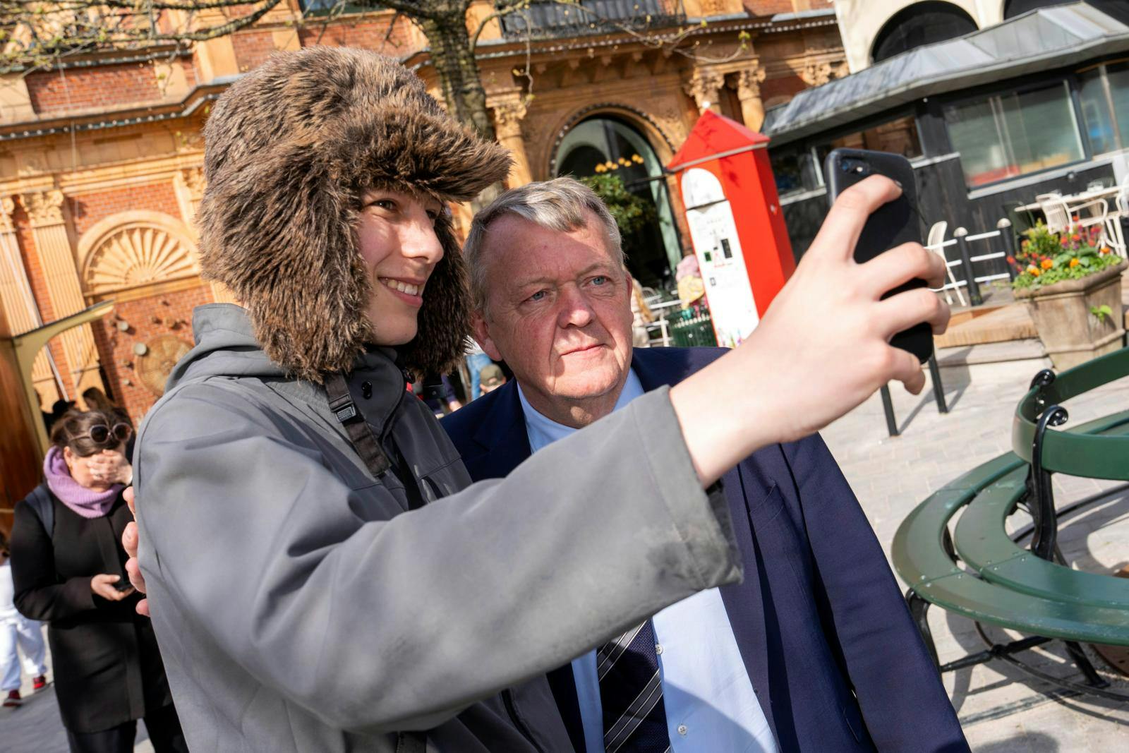 Det vil nok være sværere end her for Lars Løkke Rasmussen at finde den rigtige grimasse i disse dage. For tallene ser ikke gode ud for hans parti.
