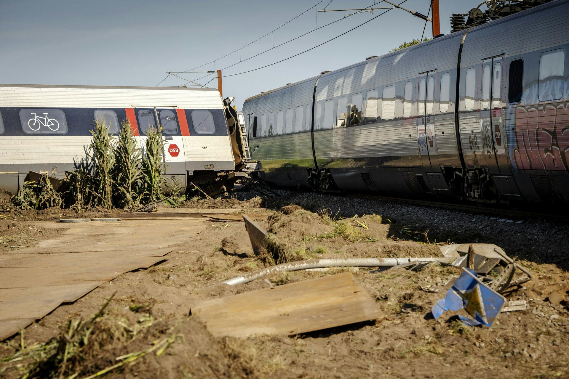 Dagen efter togulykke ved Bjerndrup mellem Kliplev og Tinglev i Sønderjylland, lørdag den 16. august 2025. En 60-årig kvinde er død, efter at et tog og en gylletransport stødte sammen fredag. Ulykken fandt sted ved en jernbaneoverskæring uden bom, men med klokke og lys. 106 personer var involveret i ulykken.. (Foto: Mads Claus Rasmussen/Ritzau Scanpix)
