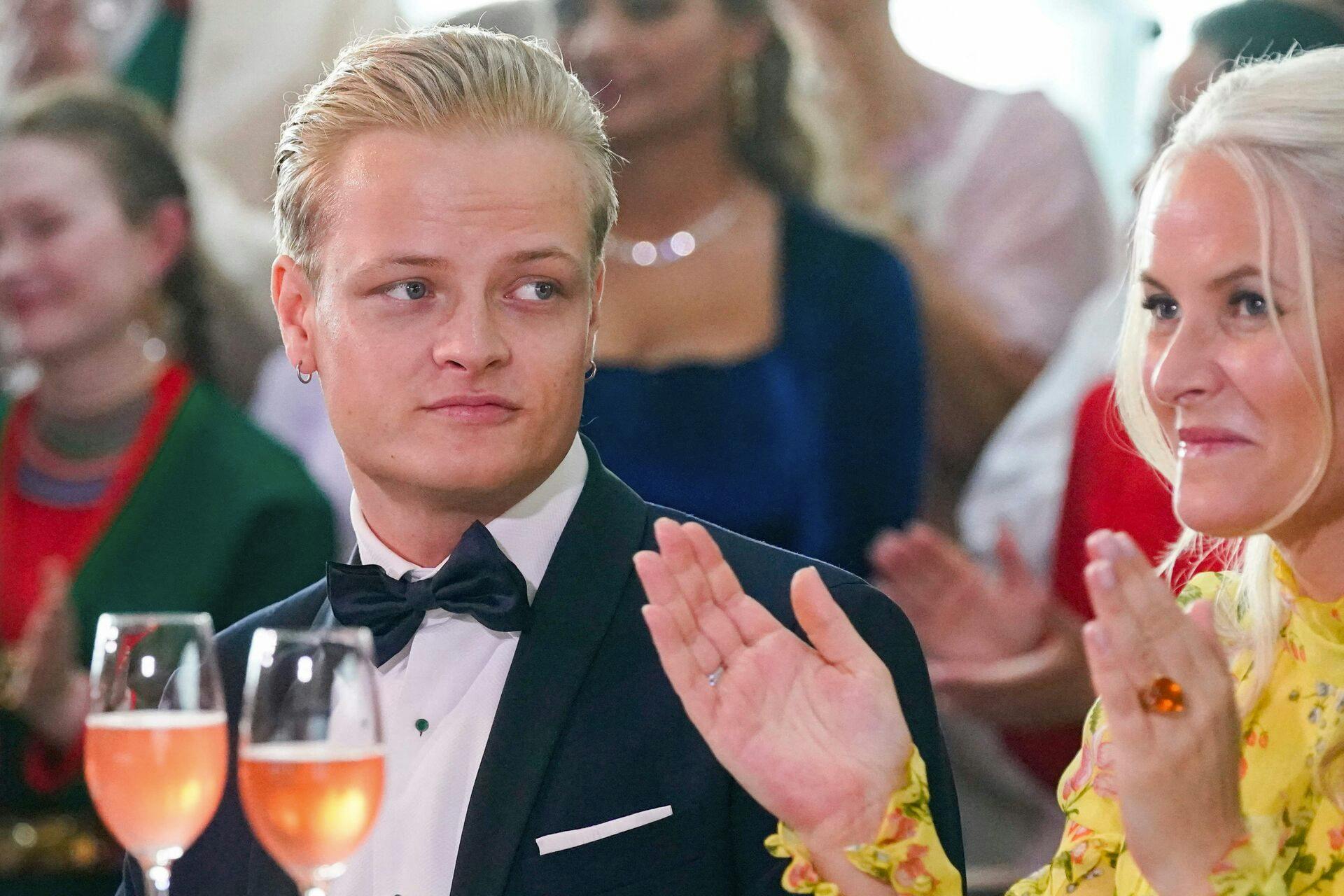 Gennem sine forsvarsadvokater sætter papprinsen Marius Borg Høiby nu ord på de alvorlige tiltaler