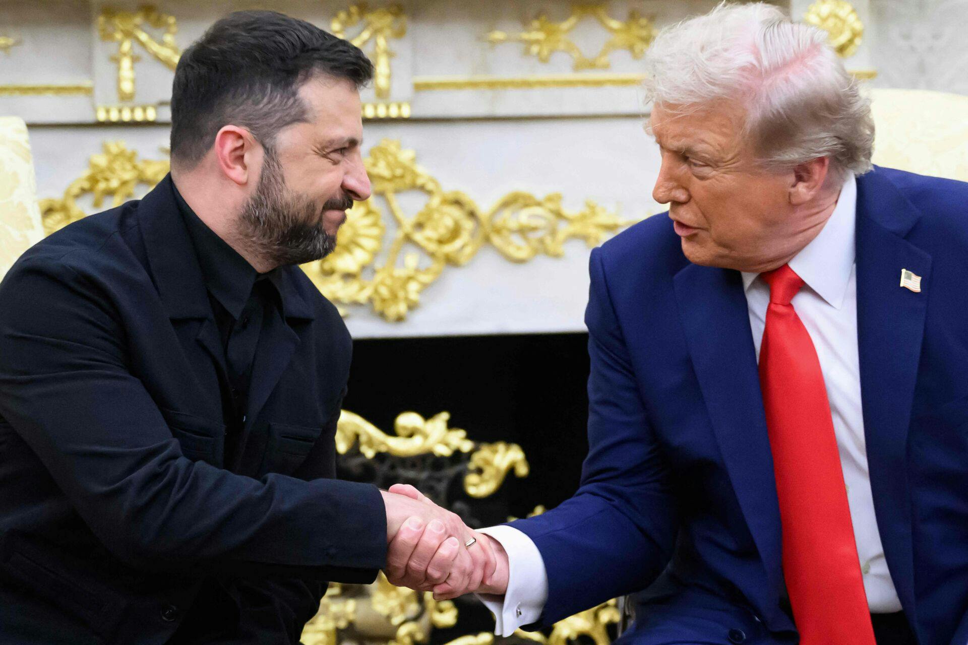 Ukraines præsident Volodymyr Zelensky og USA’s præsident Donald Trump giver hinanden hånden under et møde i Det Ovale Kontor i Det Hvide Hus i Washington den 18. august 2025