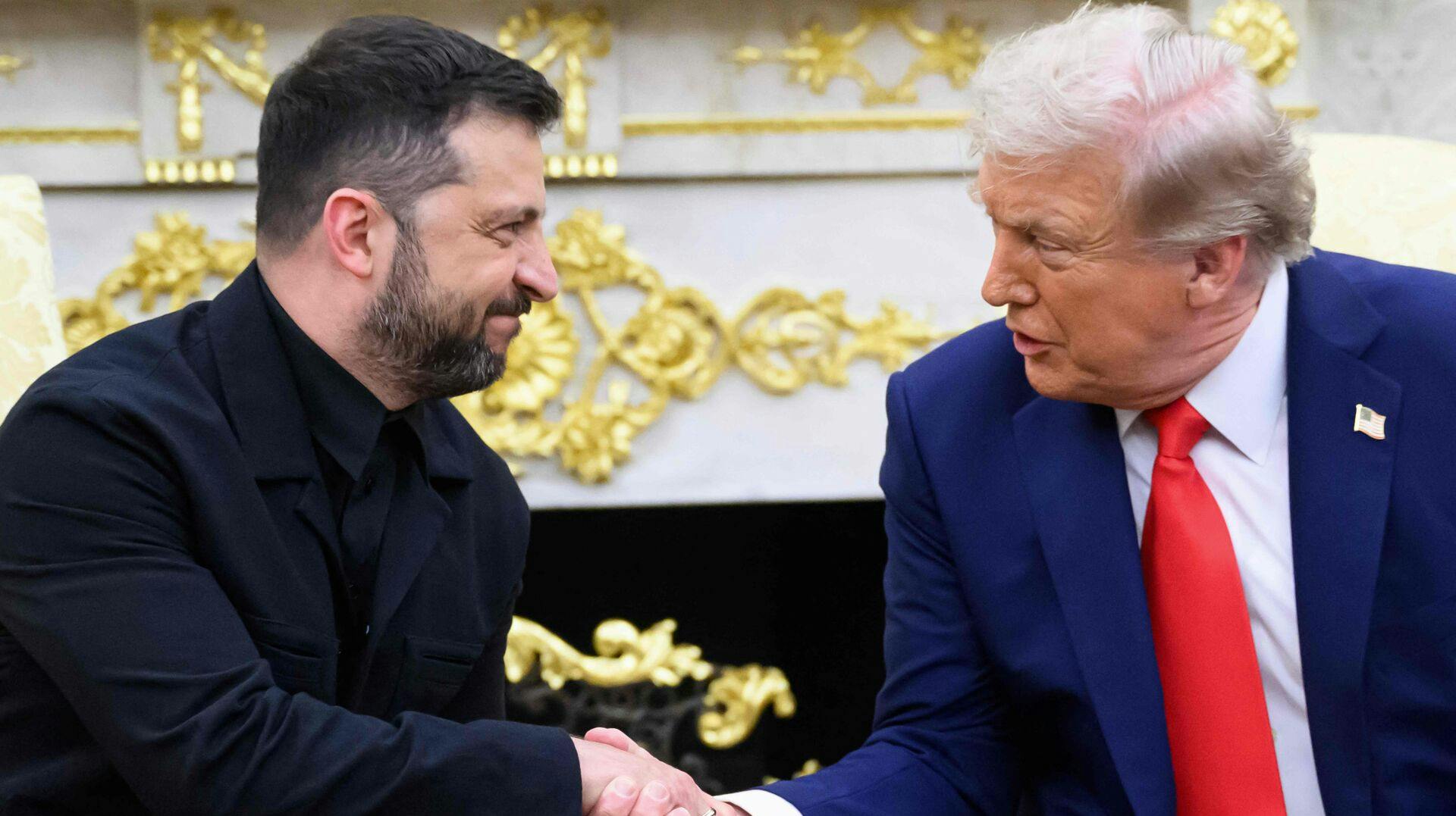 Ukraines præsident Volodymyr Zelensky og USA’s præsident Donald Trump giver hinanden hånden under et møde i Det Ovale Kontor i Det Hvide Hus i Washington den 18. august 2025