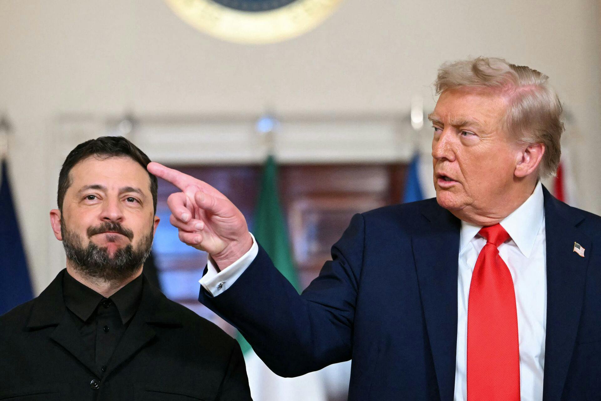Ukraines præsident Volodymyr Zelensky og USA’s præsident Donald Trump i Cross Hall i Det Hvide Hus i Washington den 18. august 2025.