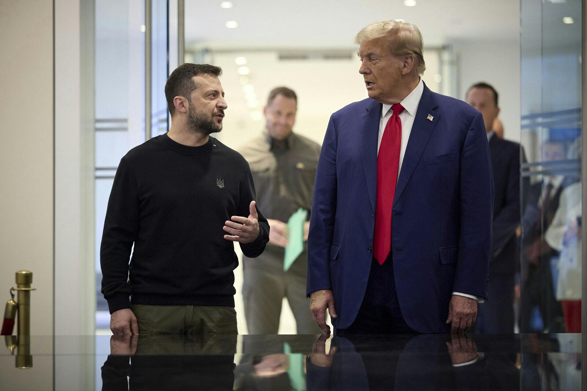 Donald Trump og Volodymyr Zelenskyj mødes mandag klokken 19.00 dansk tid i Det Hvide Hus.
