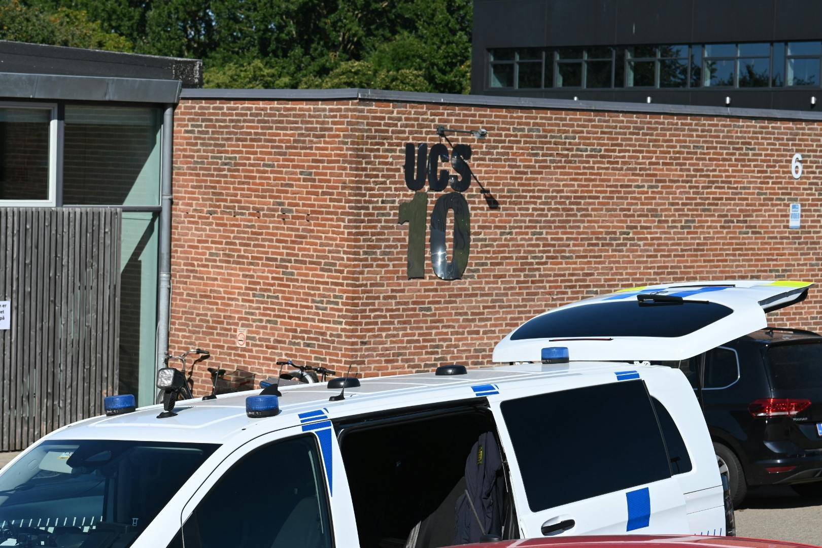 Det er på skolen her, at den 16-årige blev stukket ned. Og hvor en anden 16-årig nu er anholdt som mistænkt i sagen.