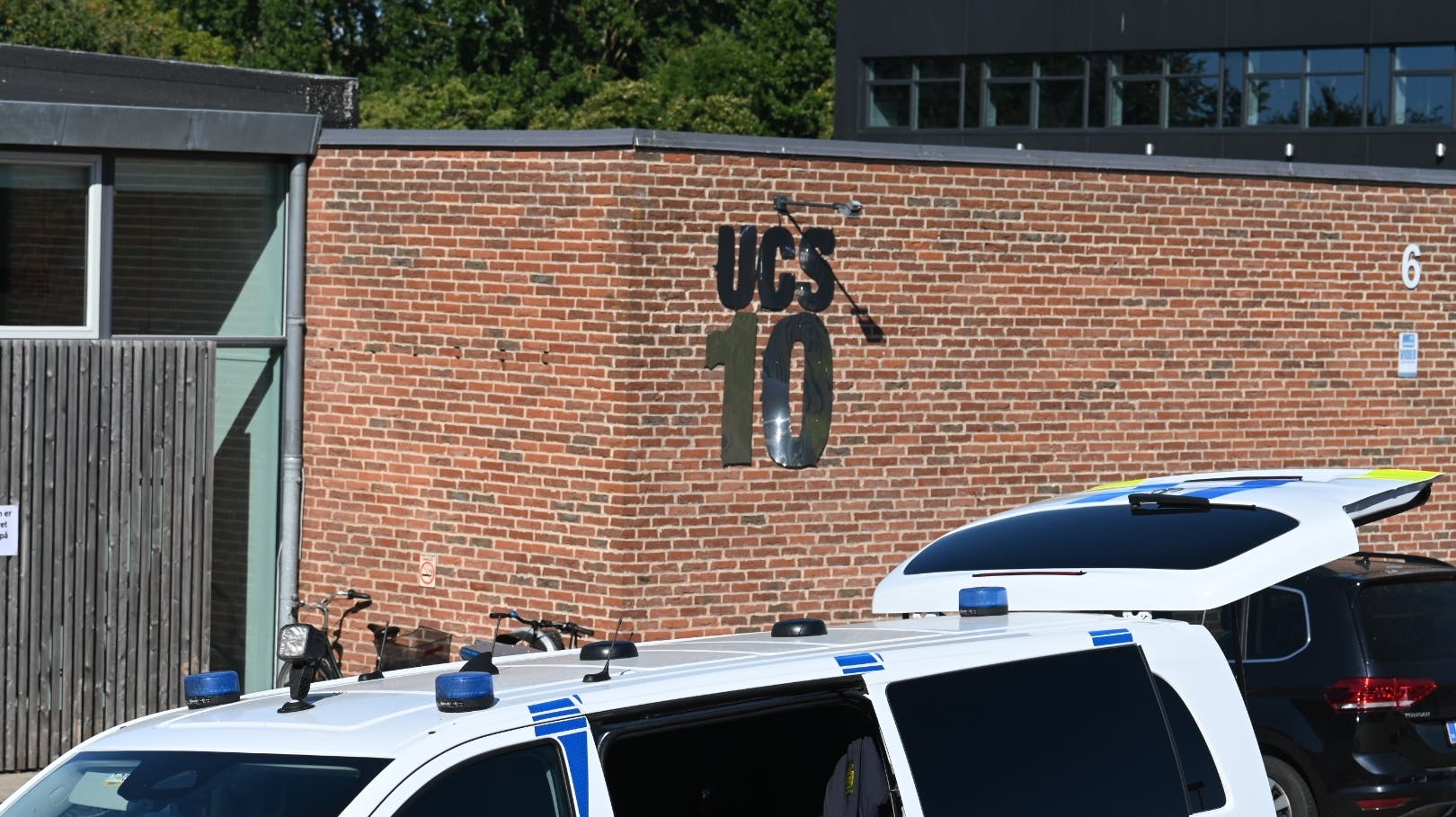 Det er på skolen her, at den 16-årige blev stukket ned. Og hvor en anden 16-årig nu er anholdt som mistænkt i sagen.