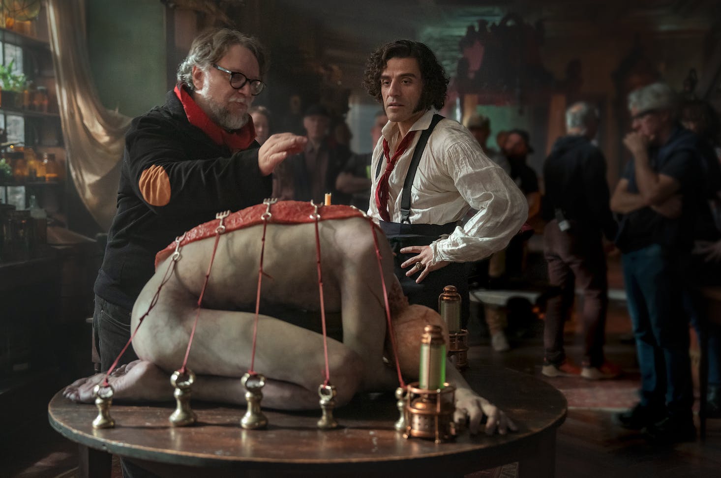 Oscar Isaac (th.) med filmens instruktør Guillermo del Toro.