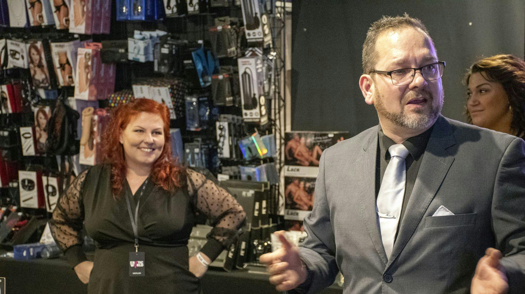 Dennis Fuller er her, der og allevegne, når messen åbner.
