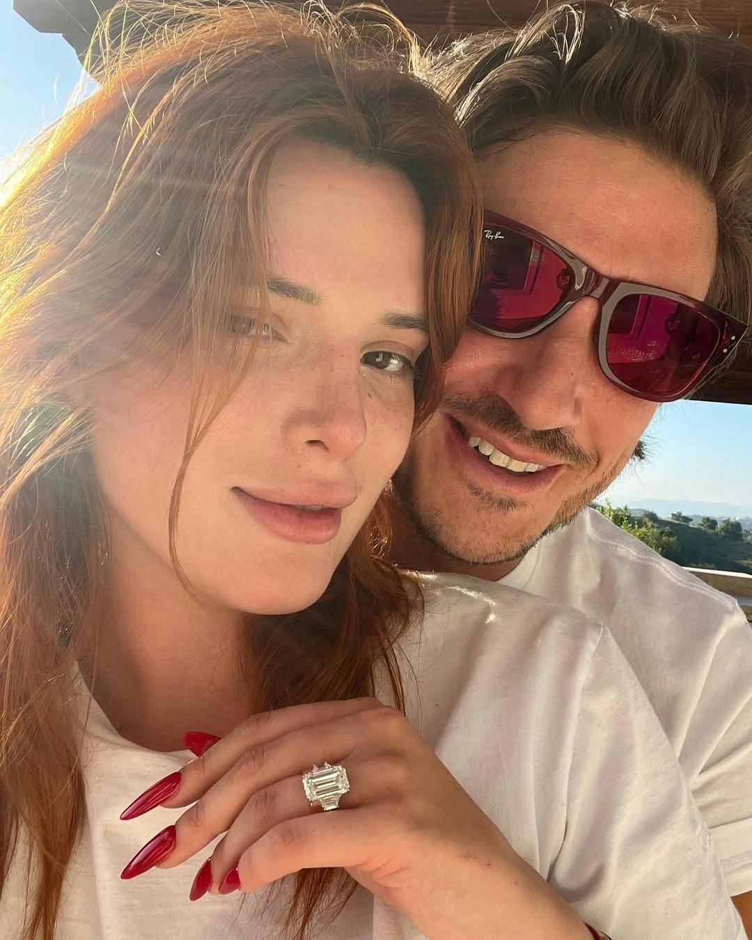 Bella Thorne viser forlovelsesringen frem.