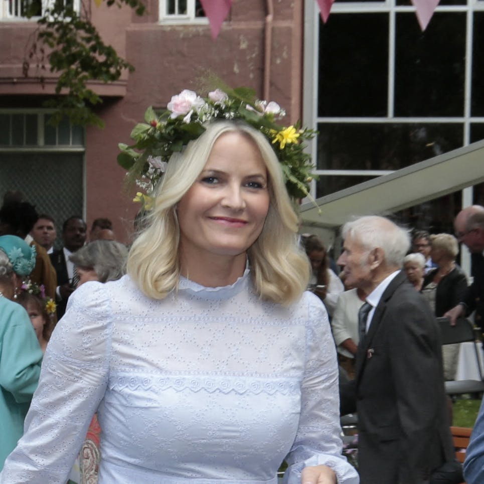 Dagen før Mette-Marits (tv.) 52-års fødselsdag tirsdag, blev tiltalerne mod sønnen Marius Borg Høiby (th.) offentliggjort.