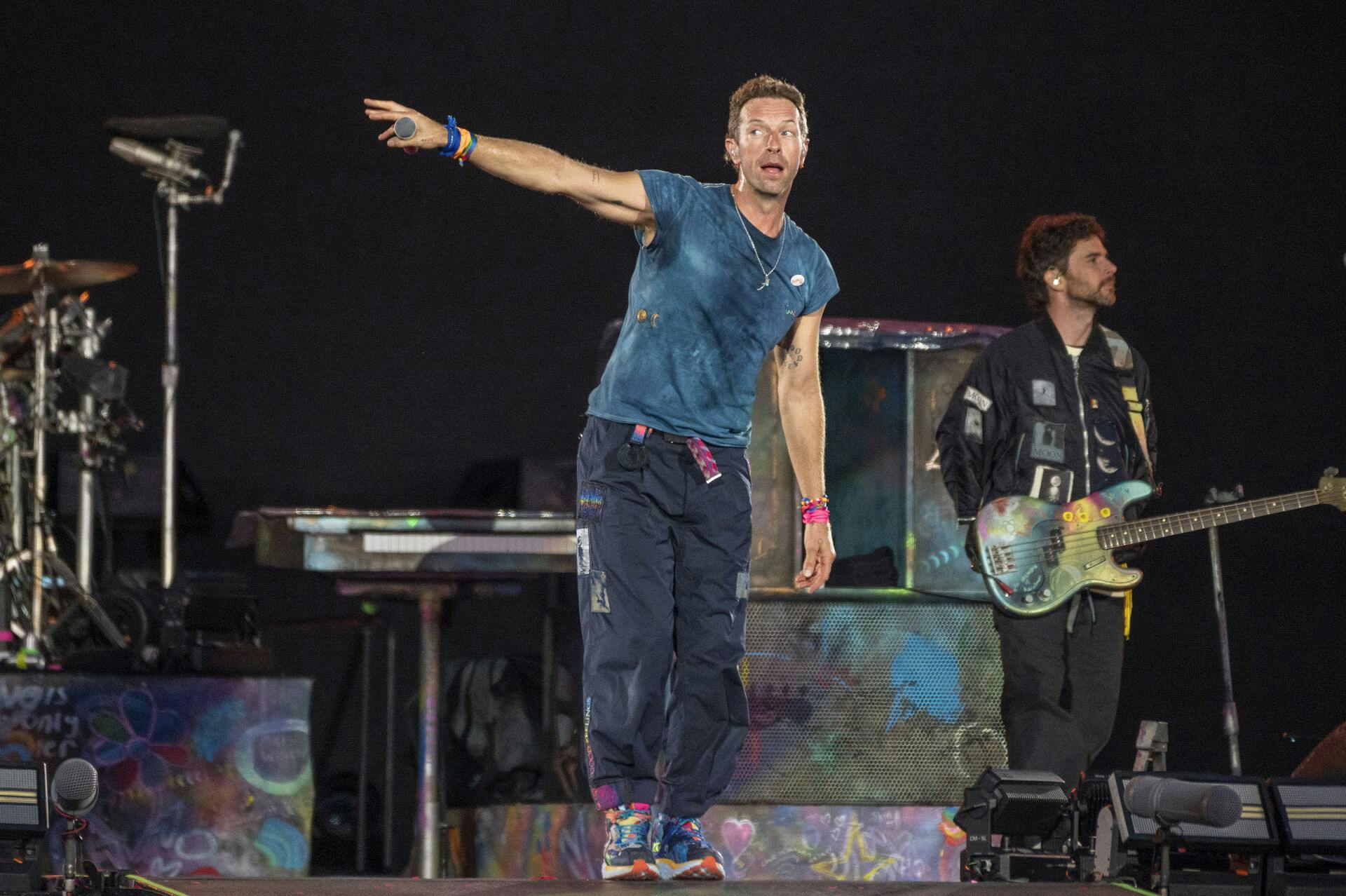 - Livet giver dig citroner, og du må lave lemonade, sagde Chris Martin fra scenen i Hull, hvor han slog fast, at kyssekameraet fortsætter på Coldplays koncerter.