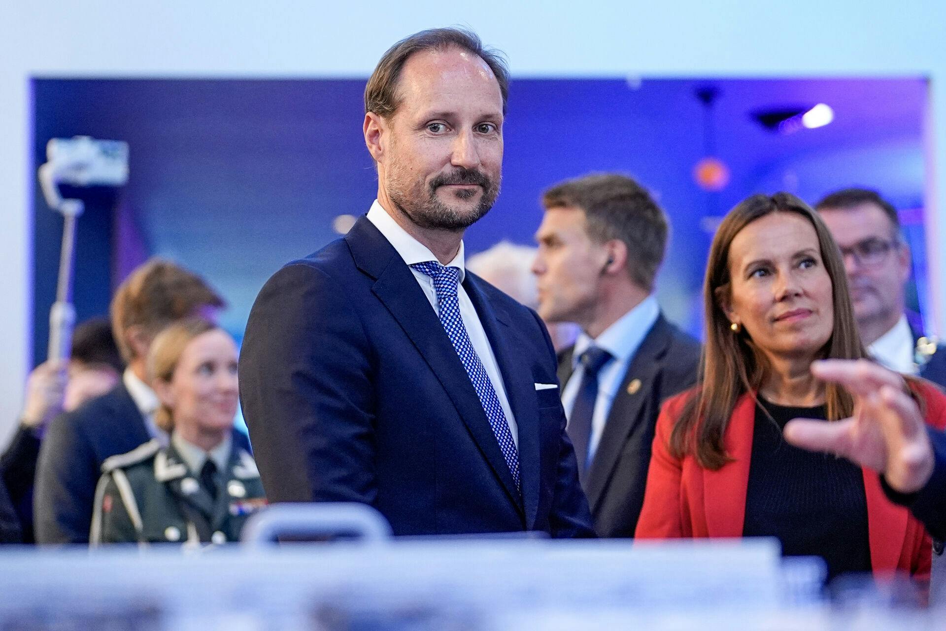 Kronprins Haakon var en mand af få ord, da han til fiskeopdrætsmessen Aqua Nor reagerede på papsøn Marius Borg Høibys alvorlige tiltaler.