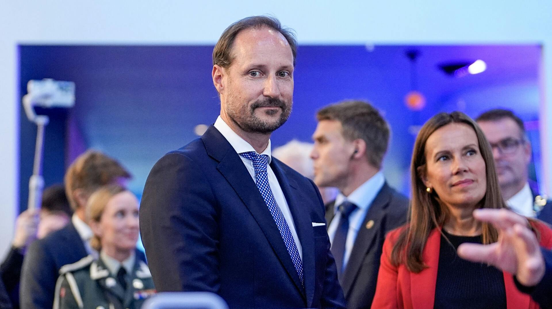 Kronprins Haakon var en mand af få ord, da han til fiskeopdrætsmessen Aqua Nor reagerede på papsøn Marius Borg Høibys alvorlige tiltaler.