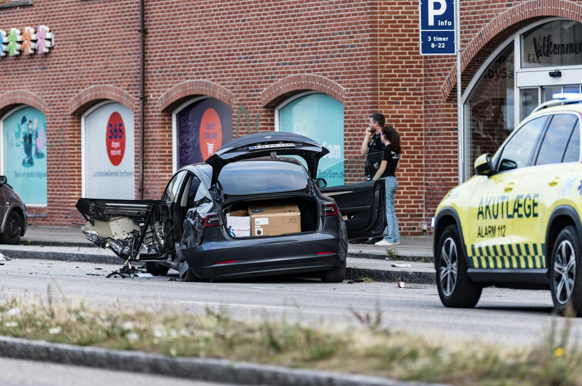 Alvorlig trafikulykke på Roskildevej ved København, tirsdag den 19. august 2025. En mand er afgået ved døden efter at være blevet påkørt ved Roskildevej, oplyser vagtchef ved Københavns Politi Michael Andersen. - De har stået to og været ved at pakke en bil. En kvinde har brækket sit ben, og en mand er afgået ved døden, siger vagtchefen. Manden, der skal have påkørt personerne, stak af fra stedet efter påkørslen. Han har efterladt sin bil, en Porsche, ved stedet. Det skriver Ritzau.
