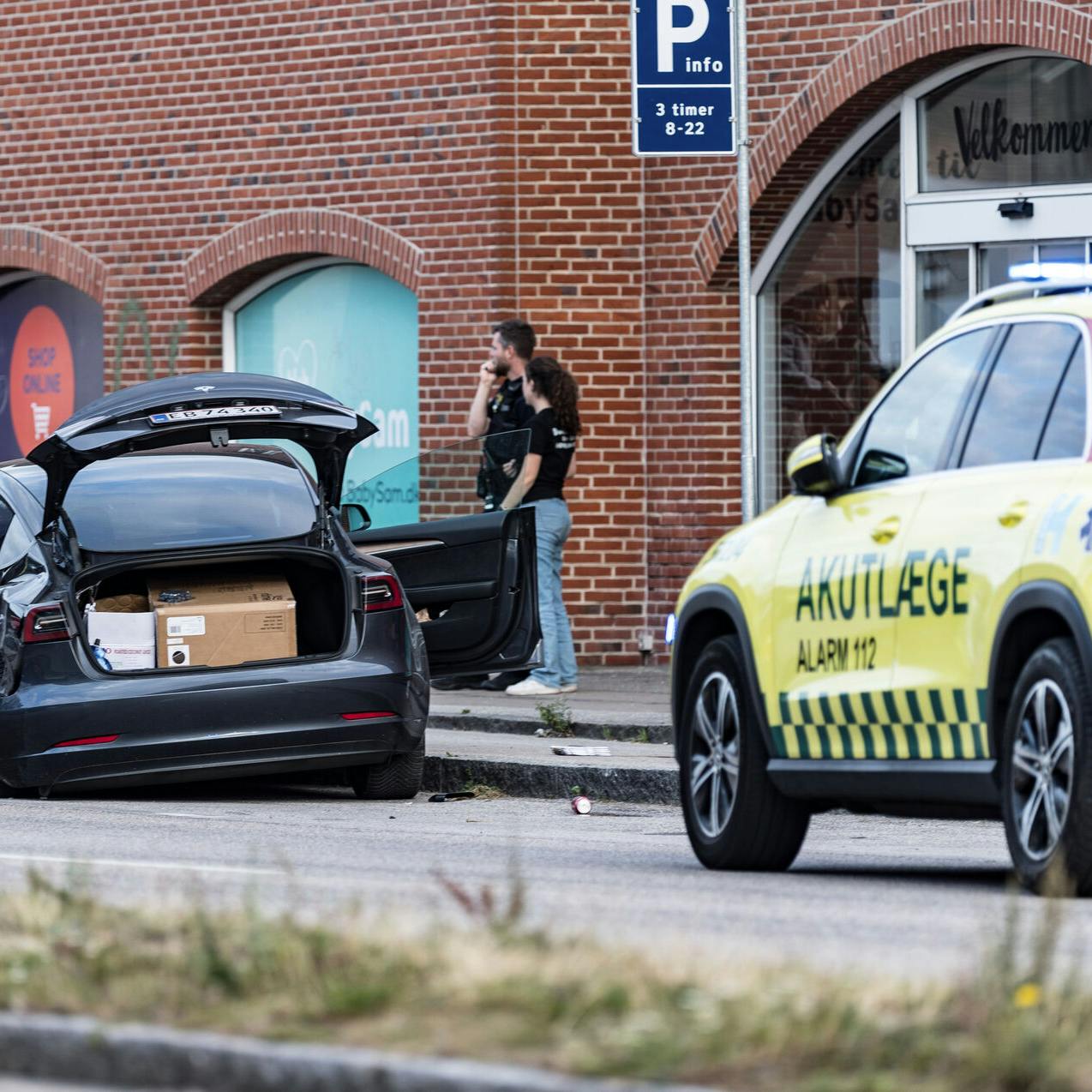 Alvorlig trafikulykke på Roskildevej ved København, tirsdag den 19. august 2025. En mand er afgået ved døden efter at være blevet påkørt ved Roskildevej, oplyser vagtchef ved Københavns Politi Michael Andersen. - De har stået to og været ved at pakke en bil. En kvinde har brækket sit ben, og en mand er afgået ved døden, siger vagtchefen. Manden, der skal have påkørt personerne, stak af fra stedet efter påkørslen. Han har efterladt sin bil, en Porsche, ved stedet. Det skriver Ritzau.