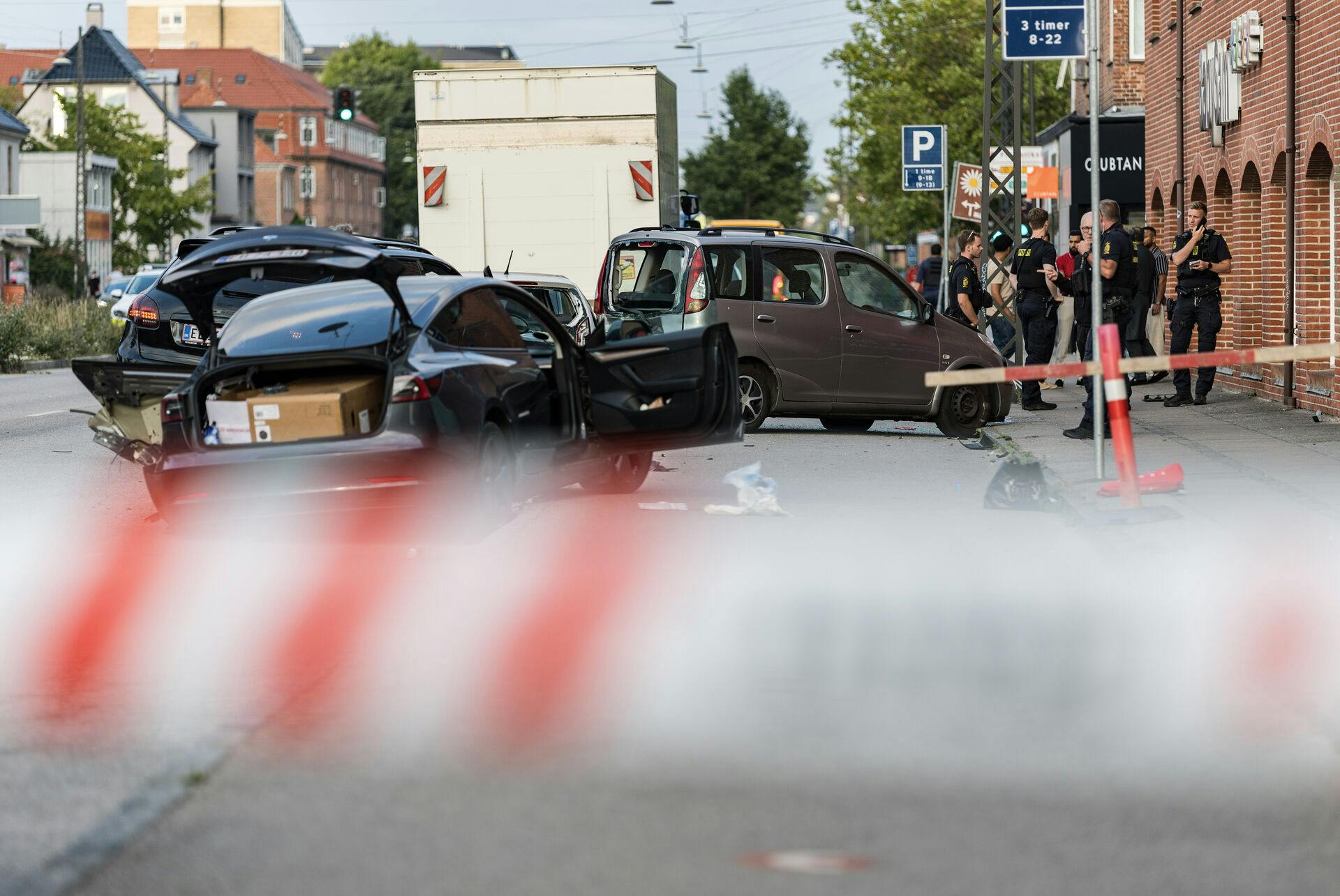 En mand blev tirsdag dræbt, da han var i færd med at sætte pakker ind i en bil på Roskildevej. En 17-årig dreng er anholdt i sagen - han mistænkes for at have påkørt bilen og efterfølgende være kørt fra stedet.