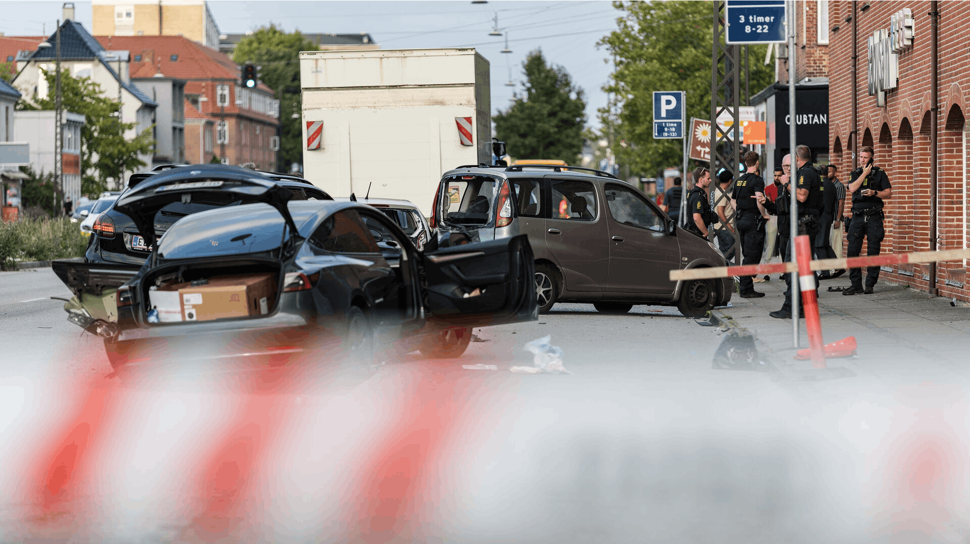 En mand blev tirsdag dræbt, da han var i færd med at sætte pakker ind i en bil på Roskildevej. En 17-årig dreng er anholdt i sagen - han mistænkes for at have påkørt bilen og efterfølgende være kørt fra stedet.