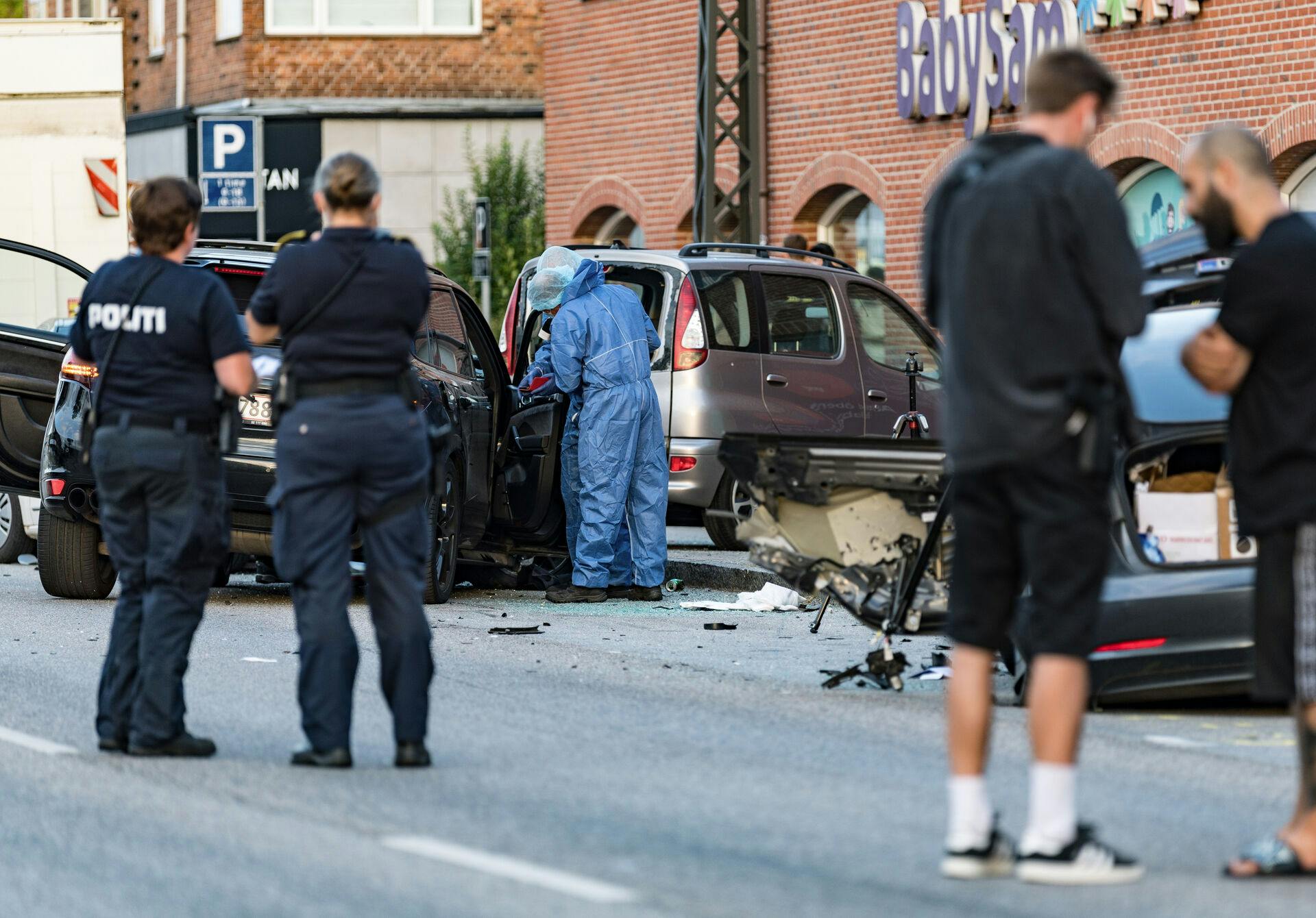 Politiet leder nu efter en mand, der i en Porsche påkørte og dræbte en person og sårede en anden.