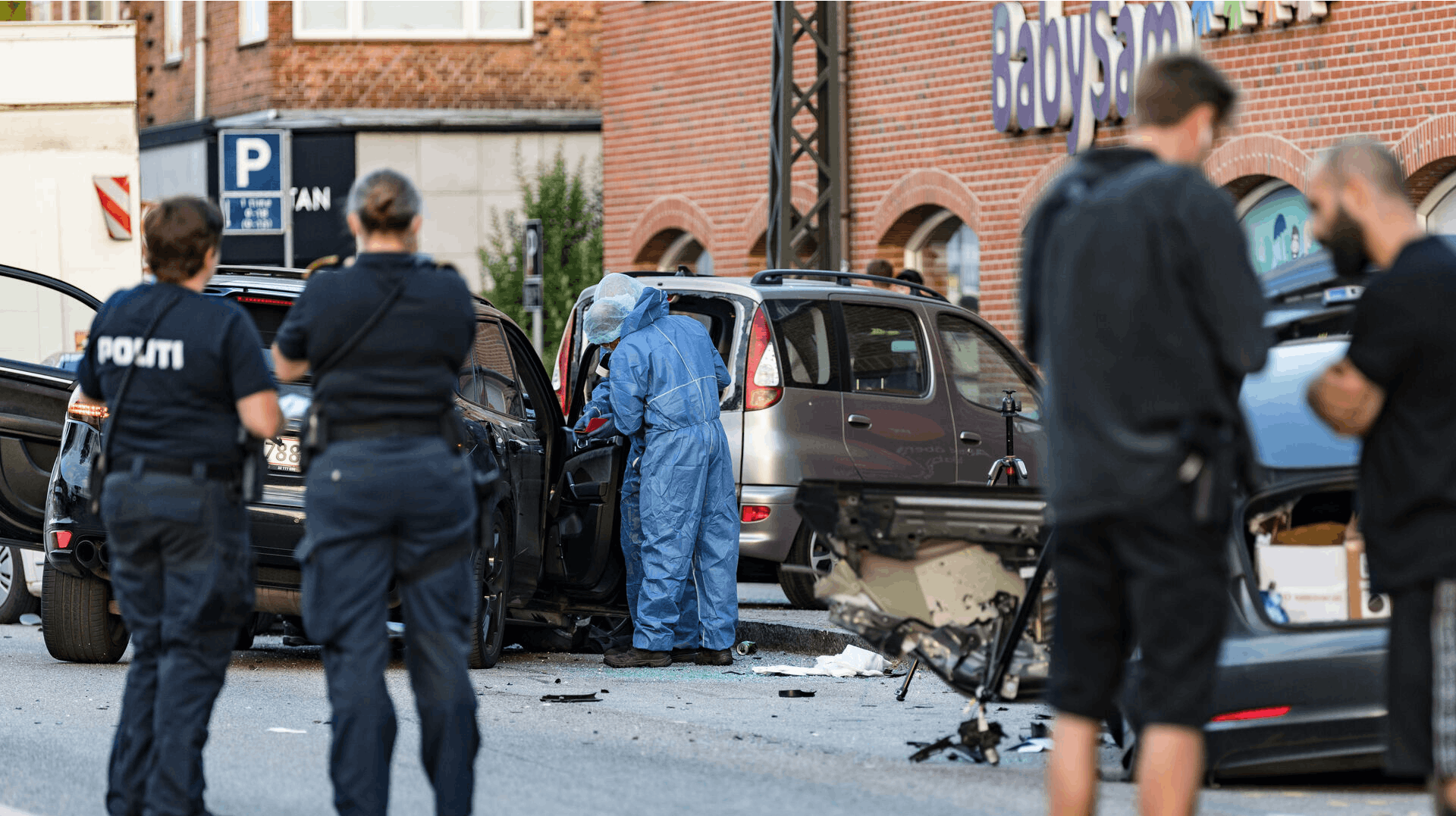 Politiet leder nu efter en mand, der i en Porsche påkørte og dræbte en person og sårede en anden.