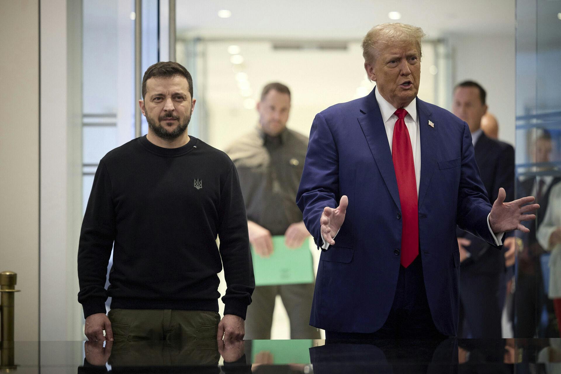 USA's præsident, Donald Trump, fik en ukrainsk krigsveterans golfkølle i gave fra præsident Volodymyr Zelenskyj under de to statslederes møde mandag i Det Hvide Hus.