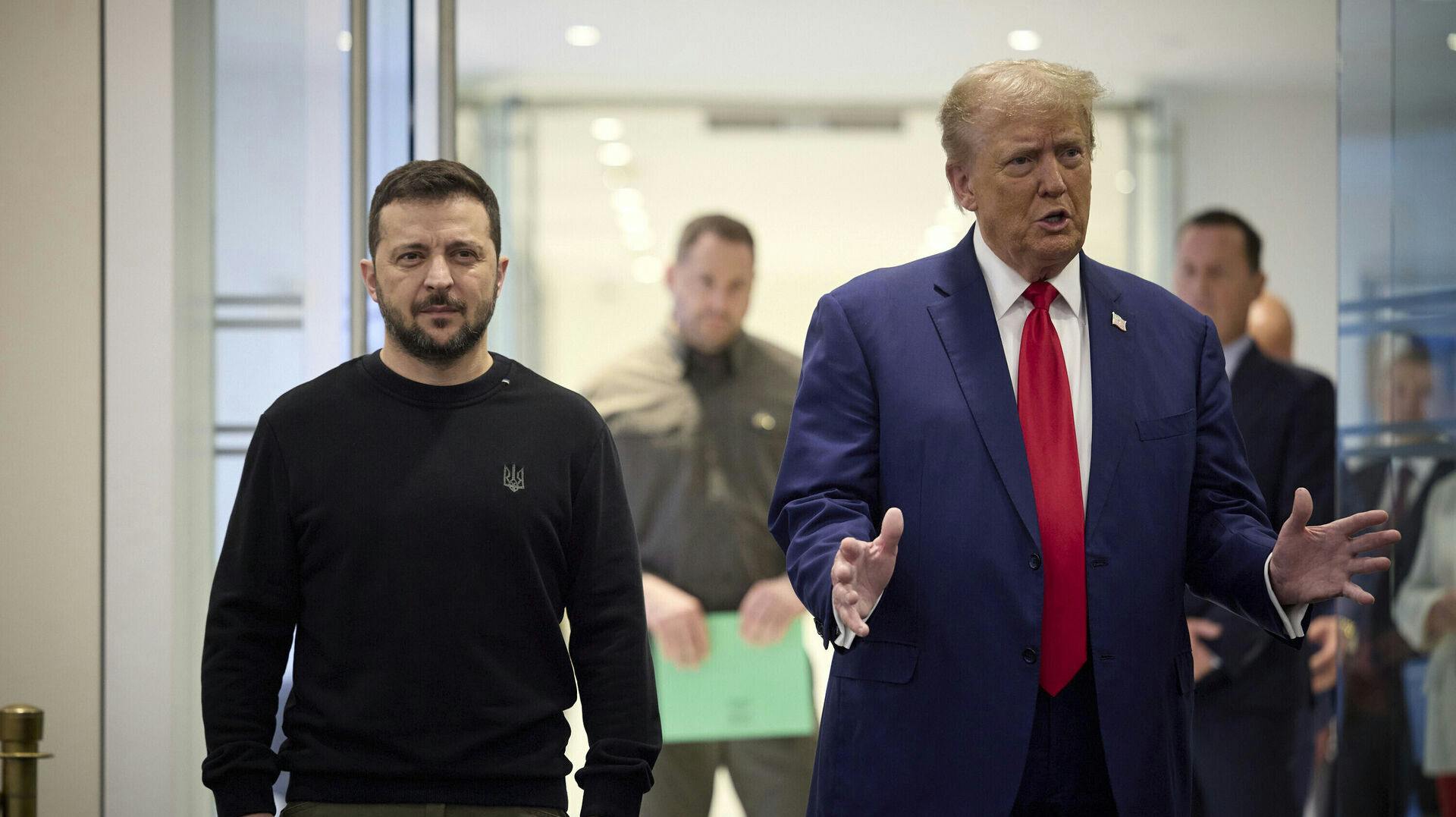 USA's præsident, Donald Trump, fik en ukrainsk krigsveterans golfkølle i gave fra præsident Volodymyr Zelenskyj under de to statslederes møde mandag i Det Hvide Hus.