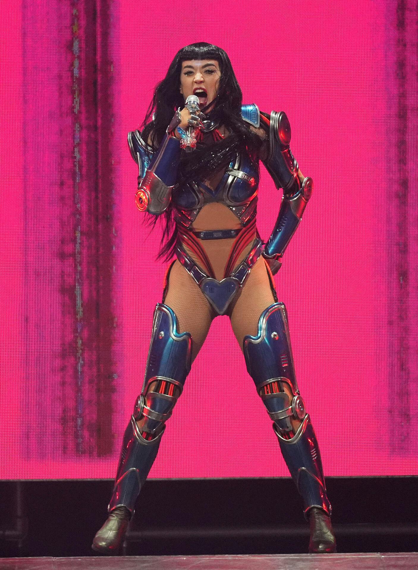 Katy Perry optræder på sin "Lifetimes"-tour. 