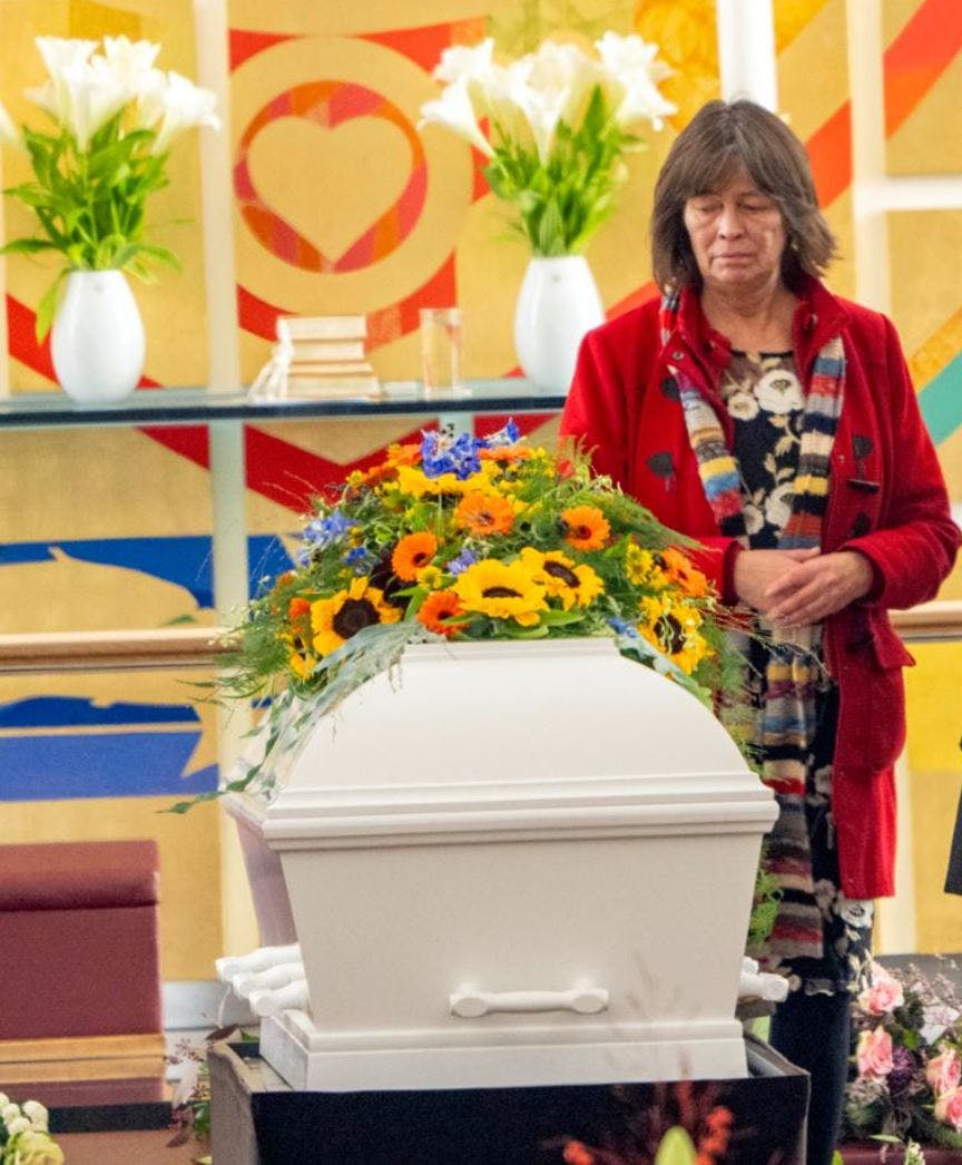 Rosita Jørgensen ved Johnny Madsens kiste i Thyborøn kirke.