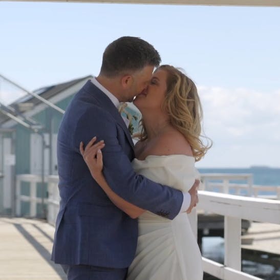 Lasse Lilja Vilhelmsen og Dorthe Johanne Brown kan ikke holde fingrene fra hinanden i første afsnit af "Gift ved første blik".