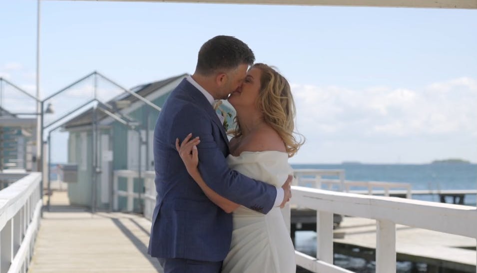 Lasse Lilja Vilhelmsen og Dorthe Johanne Brown kan ikke holde fingrene fra hinanden i første afsnit af "Gift ved første blik".