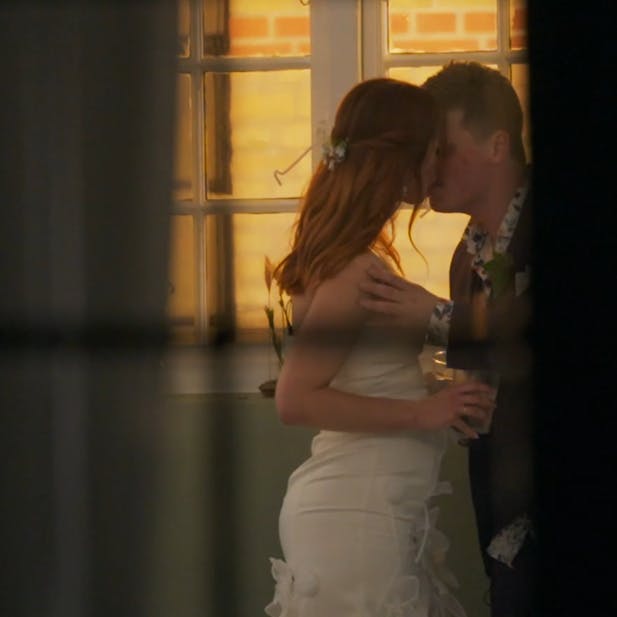 Amalie Klæstrup giver Otto Gren Olrik et "spændende" blik, og så kysser de for første gang. Men mod forventning var brudeparret ikke alene.