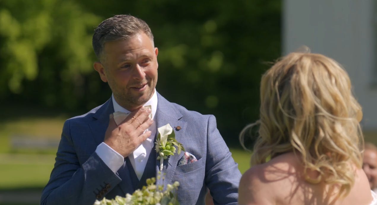 Lasse har sommerfugle i maven, lige fra han møder Dorthe første gang.