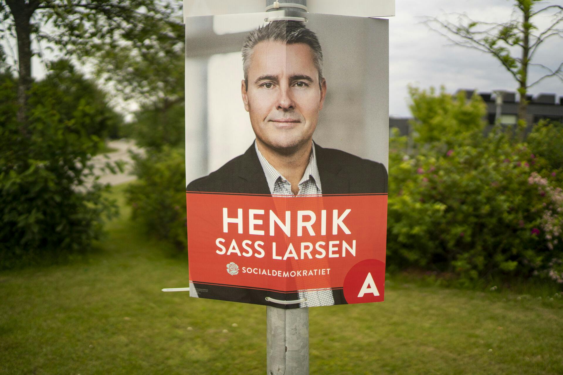 Henrik Sass Larsen (S) har i et opslag på Facebook mandag meddelt, at han er sygemeldt og ikke er til rådighed som minister. I Køge hvor han er valgt hænger hans valg plakater stadigt i lygtepælene.