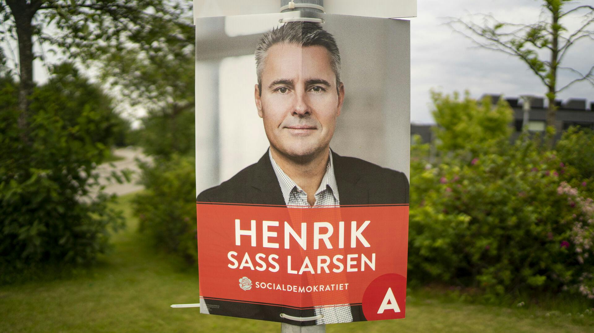 Henrik Sass Larsen (S) har i et opslag på Facebook mandag meddelt, at han er sygemeldt og ikke er til rådighed som minister. I Køge hvor han er valgt hænger hans valg plakater stadigt i lygtepælene.