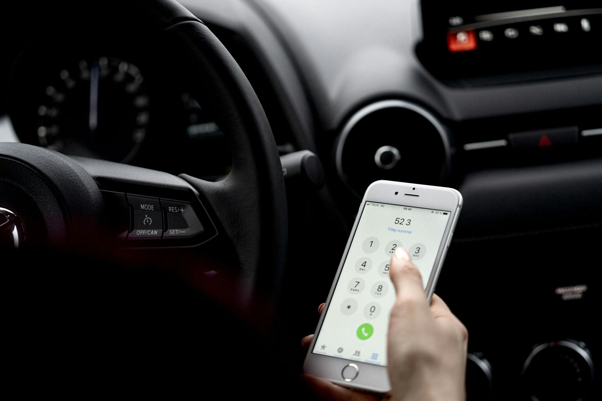 Det er forbudt at bruge håndholdt mobiltelefon, mens man kører. Også i Frankrig.
