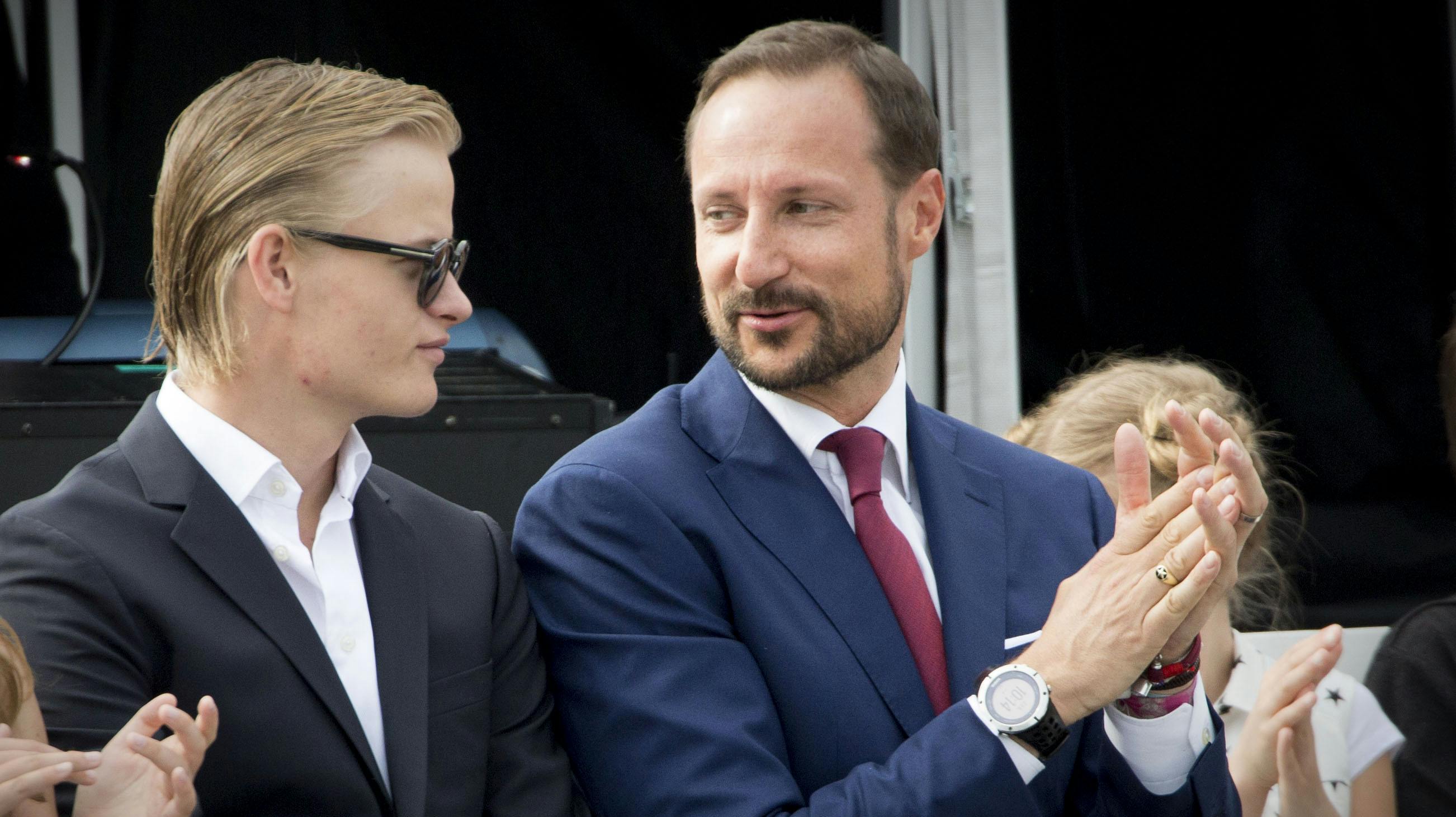 Marius Borg Høiby og kronprins Haakon side om side.
