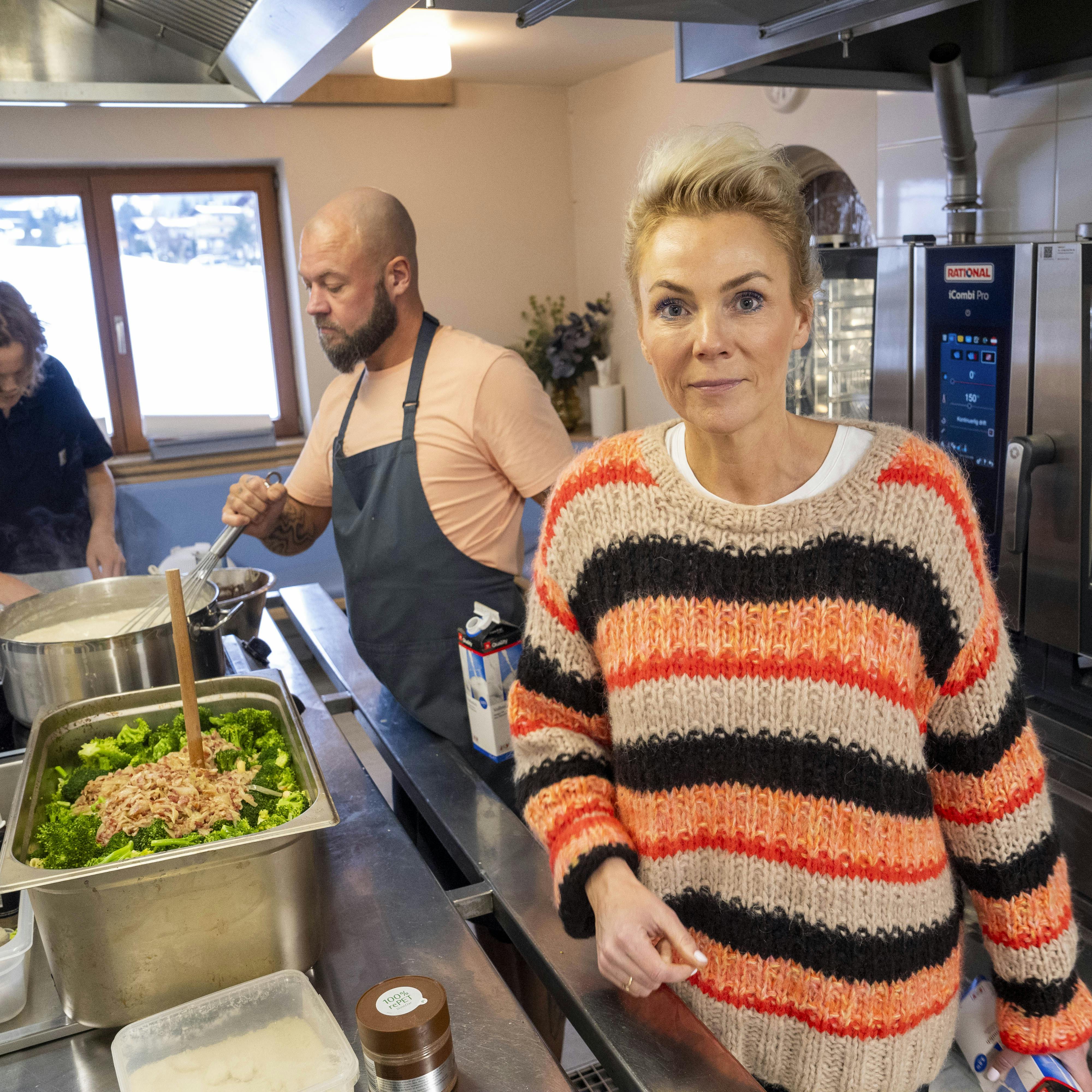 Lene Beier med kokken Rasmus i baggrunden.