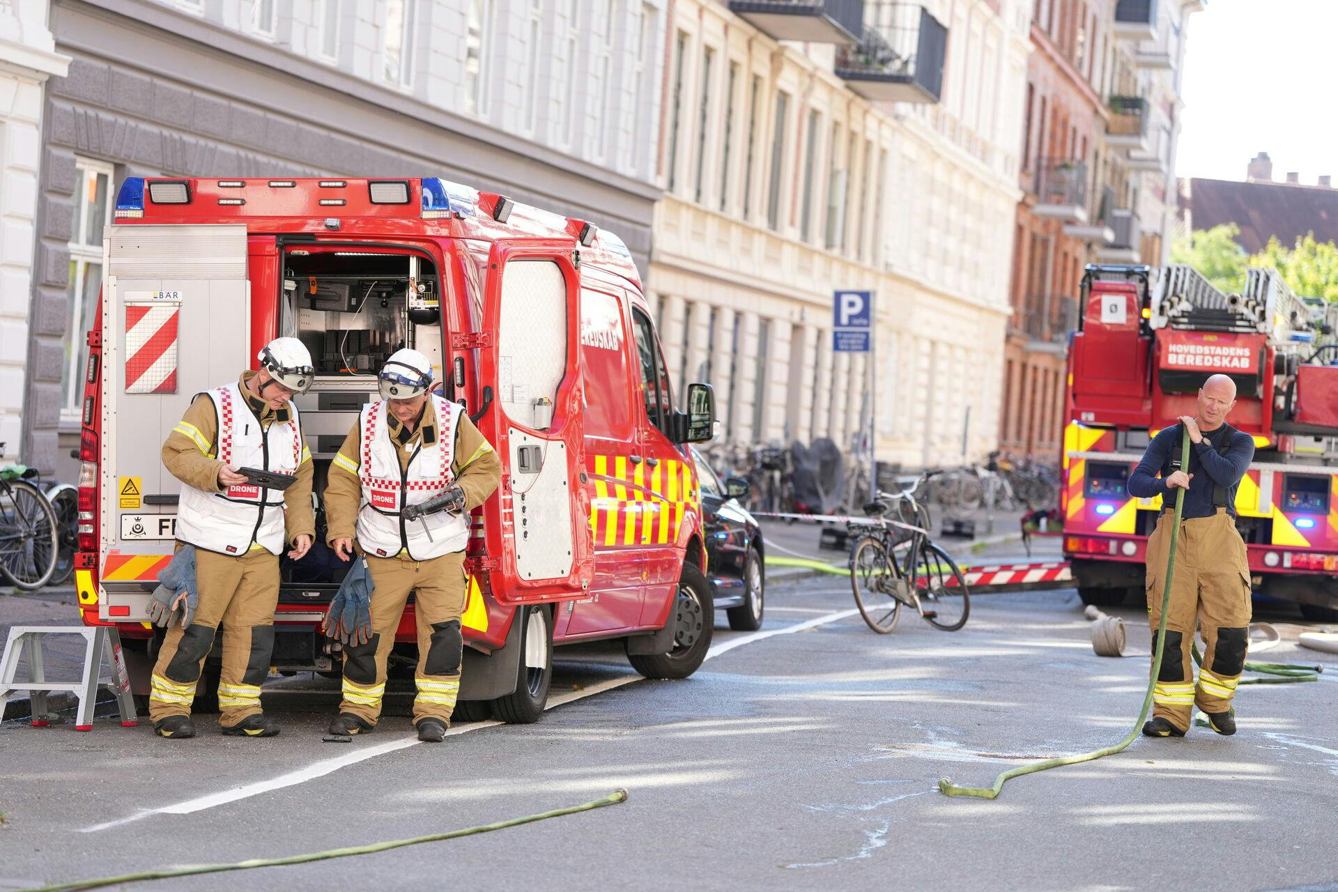 Hovedstadens Beredskab er til stede på Nordborggade på Østerbro efter melding om ild i tag i København onsdag den 20. august 2025. Der er tale om en tagbrand i en lejlighedsbygning på Østerbro i København.